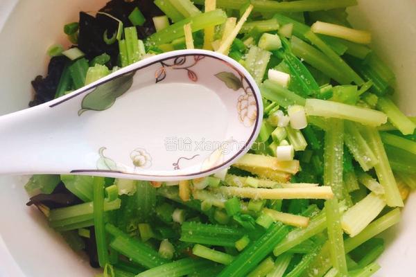 凉拌西芹的做法图解10