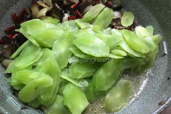莴笋炒腊肉的做法图解13