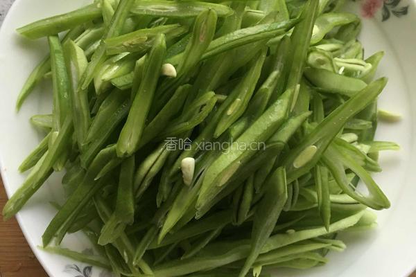 豆角丝炒肉丝的做法图解2