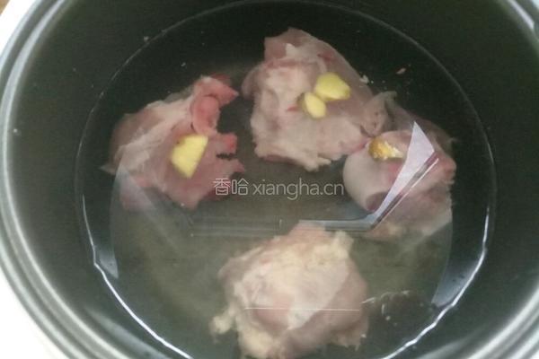 香菇炖排骨的做法图解2