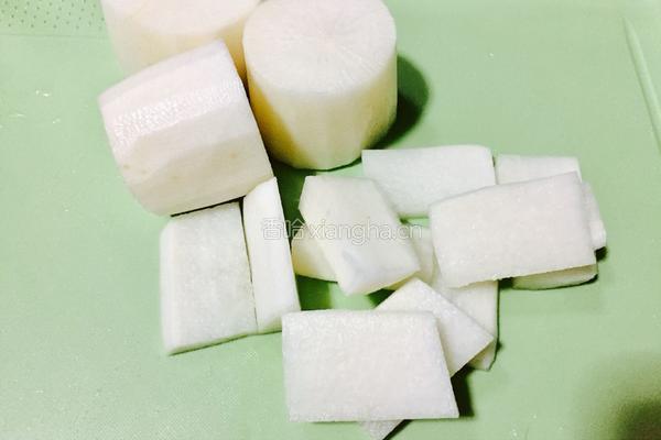 肉排煮萝卜的做法图解1