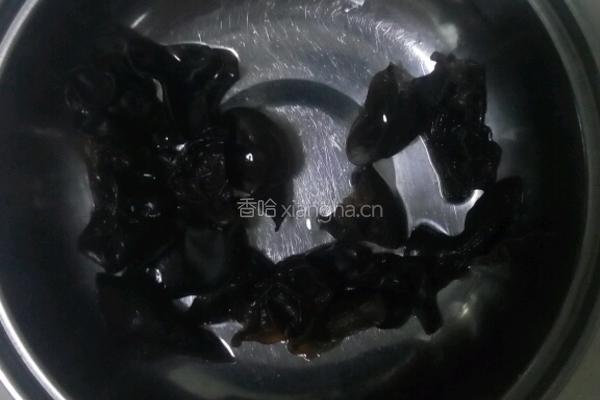 蒜苔木耳炒鸡蛋的做法图解2