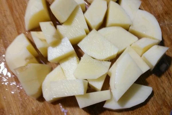 土豆焖鸡翅的做法图解2