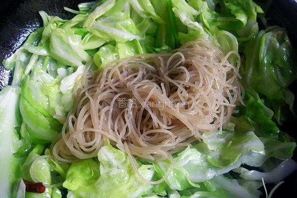 手撕包菜炒粉条的做法图解7