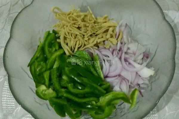糖醋青椒豆皮的做法图解2
