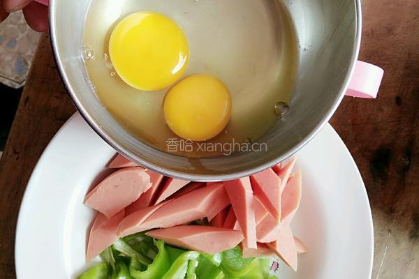 香肠炒鸡蛋的做法图解1