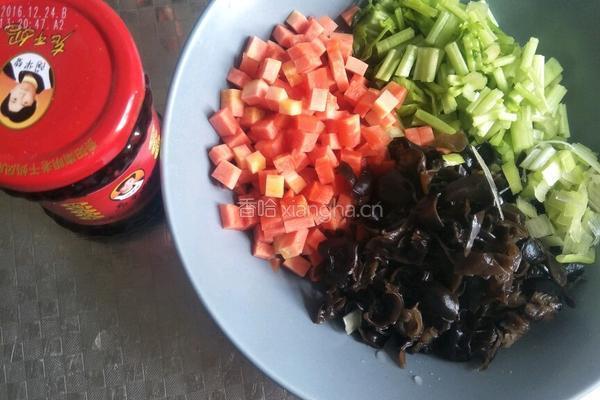 老干妈炒麻食的做法图解1