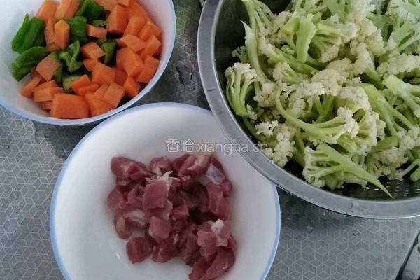 花菜炒肉块的做法图解1