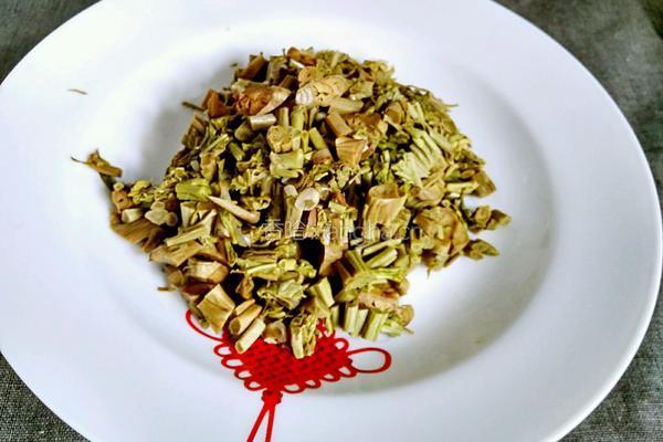 腊肉腌菜炒香椿的做法图解1