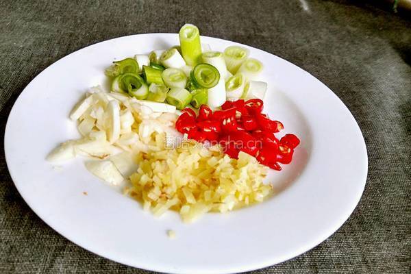腊肉腌菜炒香椿的做法图解4