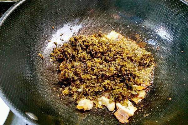 腊肉腌菜炒香椿的做法图解6