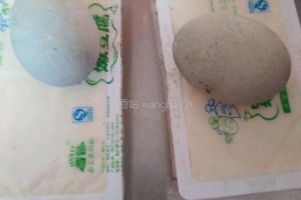 皮蛋豆腐的做法图解1