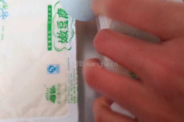 皮蛋拌豆腐的做法图解1