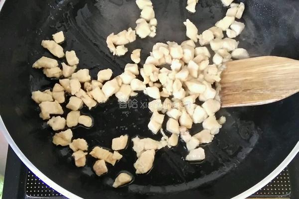 鸡丁腰果玉米粒的做法图解2