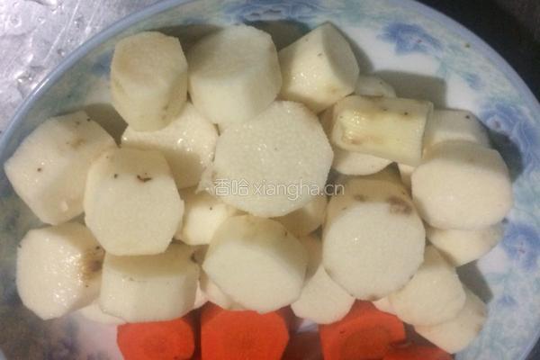 山药红萝卜排骨汤的做法图解2