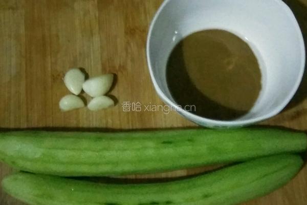 蒜蓉麻酱黄瓜的做法图解1