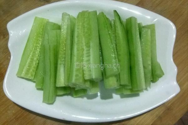 蒜蓉麻酱黄瓜的做法图解3