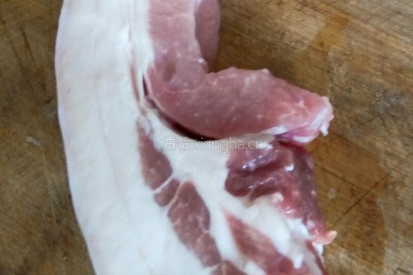走油白菜扣肉的做法图解1