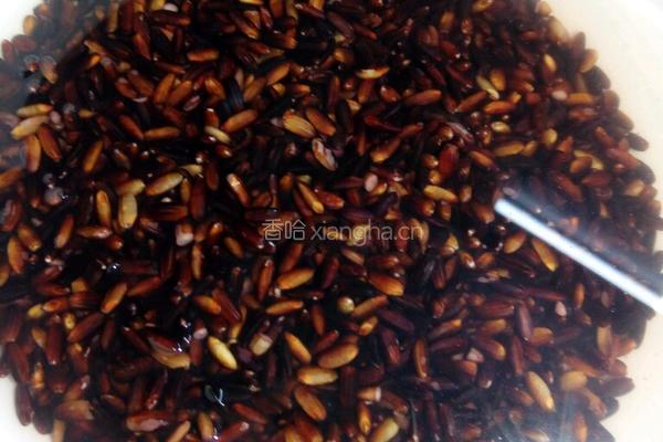 紫米虾仁炒菠萝饭的做法图解1