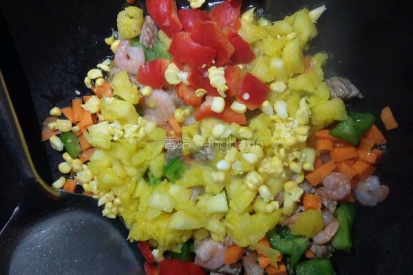 紫米虾仁炒菠萝饭的做法图解5