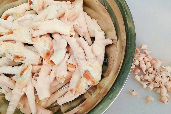 酸辣鸡脚的做法图解1