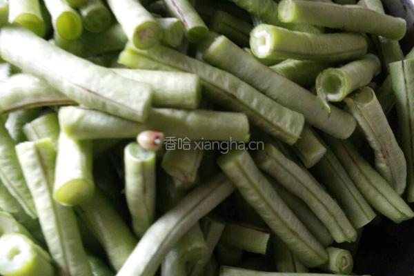 腊肉炒豇豆的做法图解1