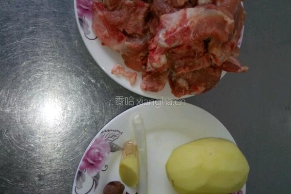 土豆炖排骨的做法图解1