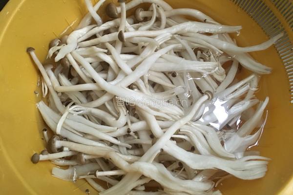 腐竹烧蟹味菇的做法图解2