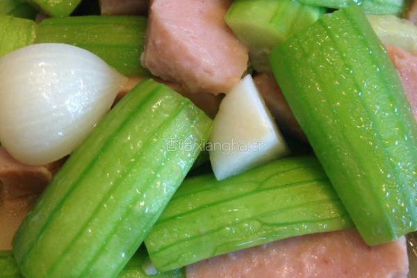 午餐肉烩丝瓜的做法图解1
