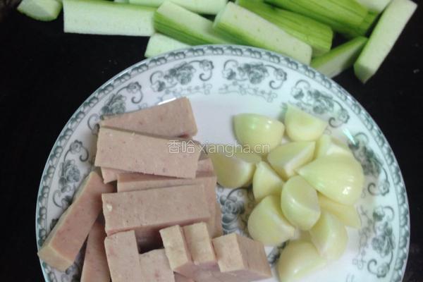 午餐肉烩丝瓜的做法图解3