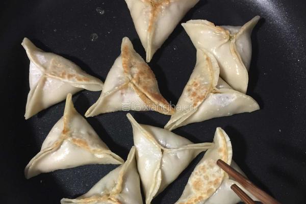 槐花猪肉馅三角煎饺的做法图解9