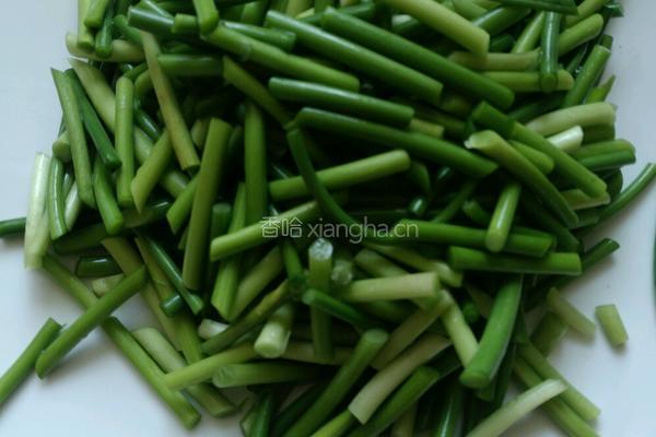 蒜台炒鸡块的做法图解1