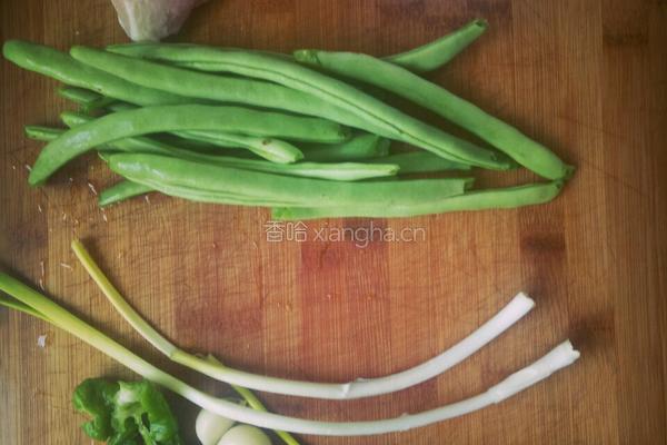 蘑菇豆角肉丁拌面的做法图解1
