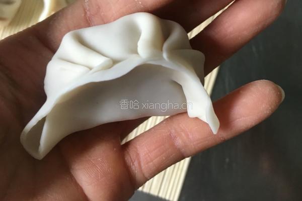 月牙饺子的包法的做法图解7