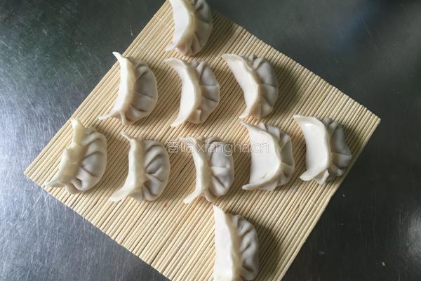 月牙饺子的包法的做法图解9