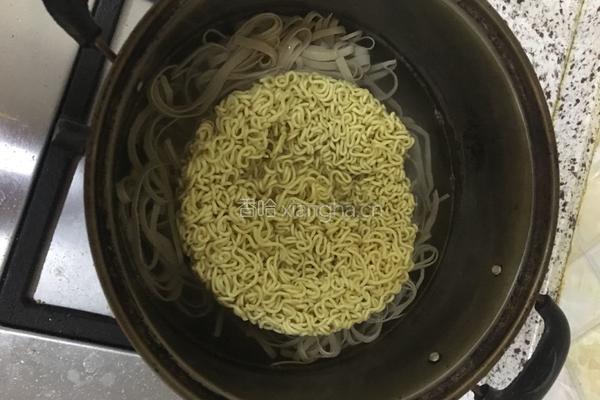 炒方便面的做法图解3