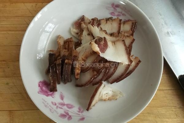 蒜苔炒腊肉的做法图解2