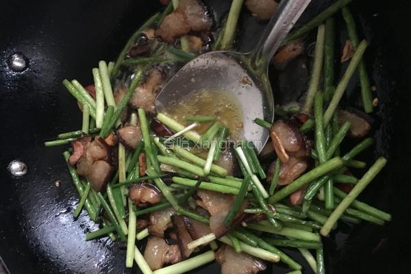 蒜苔炒腊肉的做法图解9