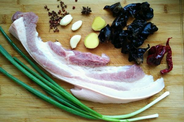 大白菜烧肉的做法图解1