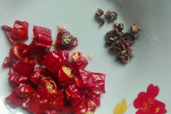 蒜苔炒腊肉的做法图解3
