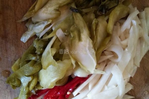 酸菜烧鸡的做法图解2