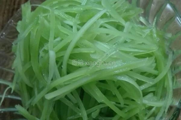 凉拌爽口莴苣丝的做法图解1