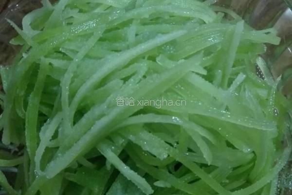 凉拌爽口莴苣丝的做法图解2