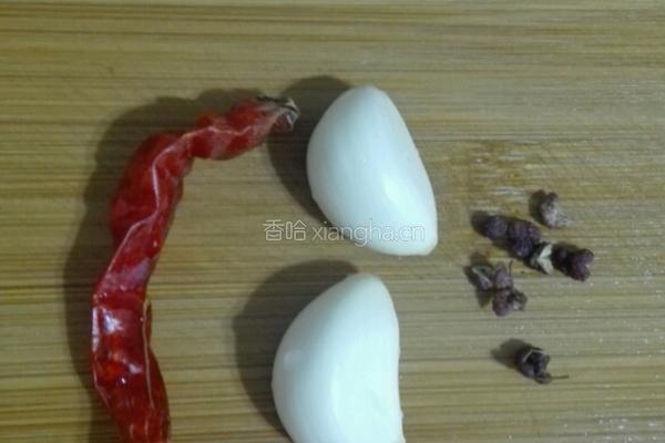 凉拌爽口莴苣丝的做法图解3