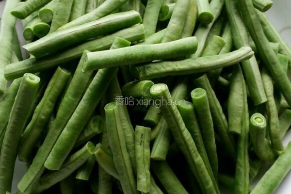 大蒜豇豆的做法图解1