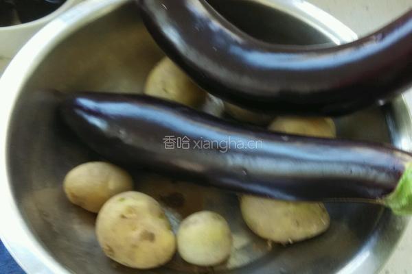 土豆烧茄子的做法图解1