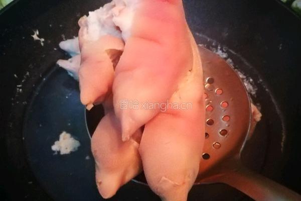 卤猪蹄的做法图解1