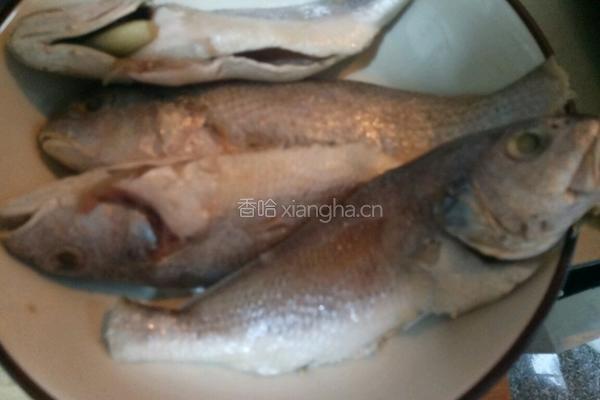 家常炖小海鱼的做法图解1