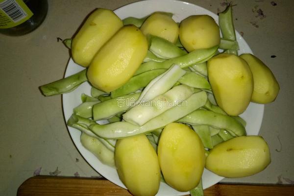 肉炖土豆扁豆的做法图解1