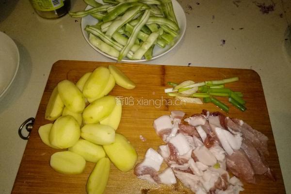 肉炖土豆扁豆的做法图解2